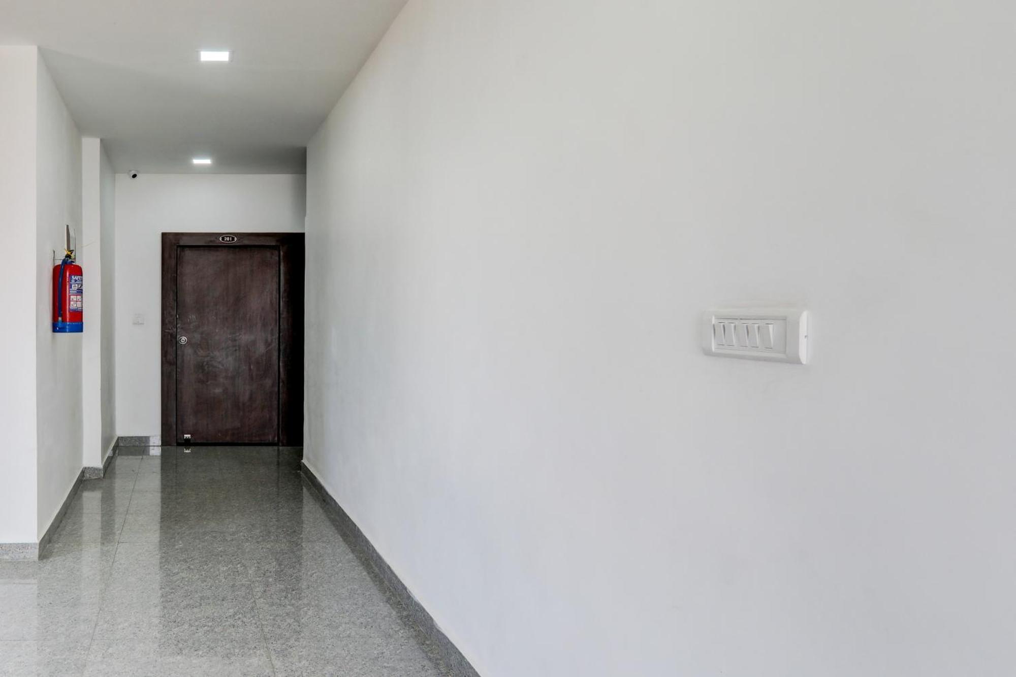 Super Hotel O Flagship Hotel Mk Palace Лакнау Екстериор снимка